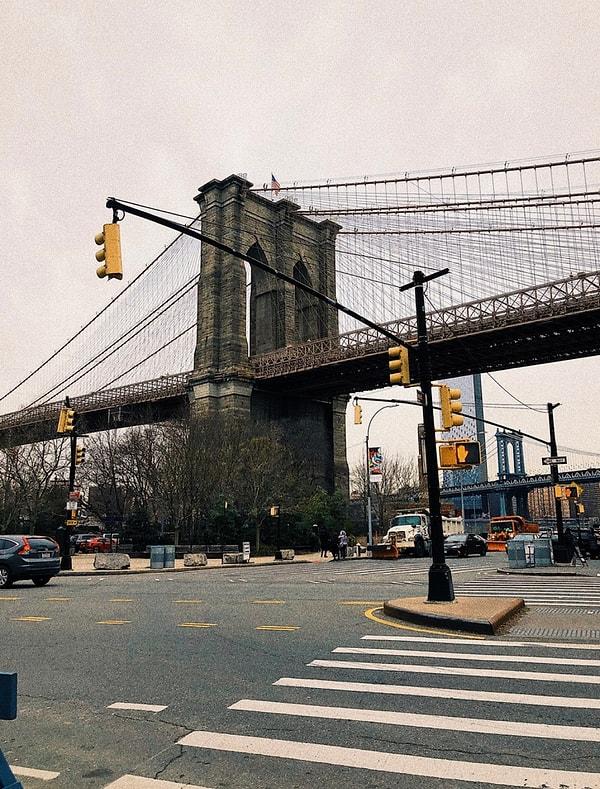 Brooklyn Köprüsü, 19. yüzyıla ait bir mühendislik harikası ve 1.3 mil uzunluğundaki çelik tellerden oluşan bir asma köprüdür.