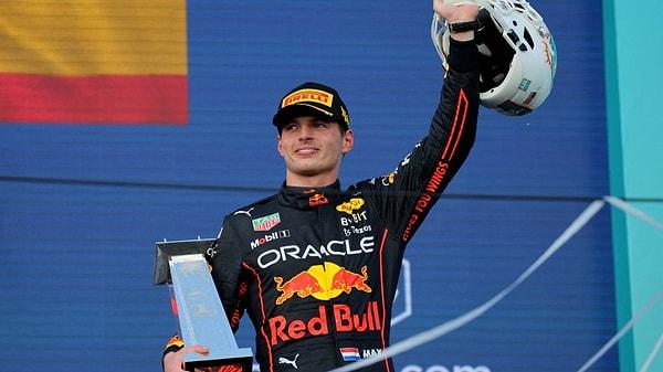 Max Verstappen yarıştığı pistlerde 21 kez en hızlı turu atmayı başardı.