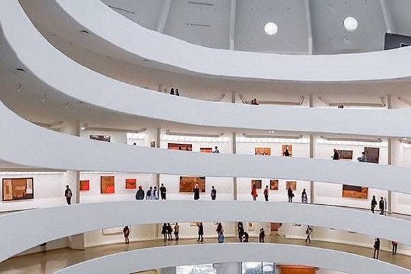 Modern ve çağdaş sanat temalı olarak hizmet veren Guggenheim Müzesi aynı zamanda bir kültür merkezi eğitim kurumu olarak da faaliyet gösteriyor.