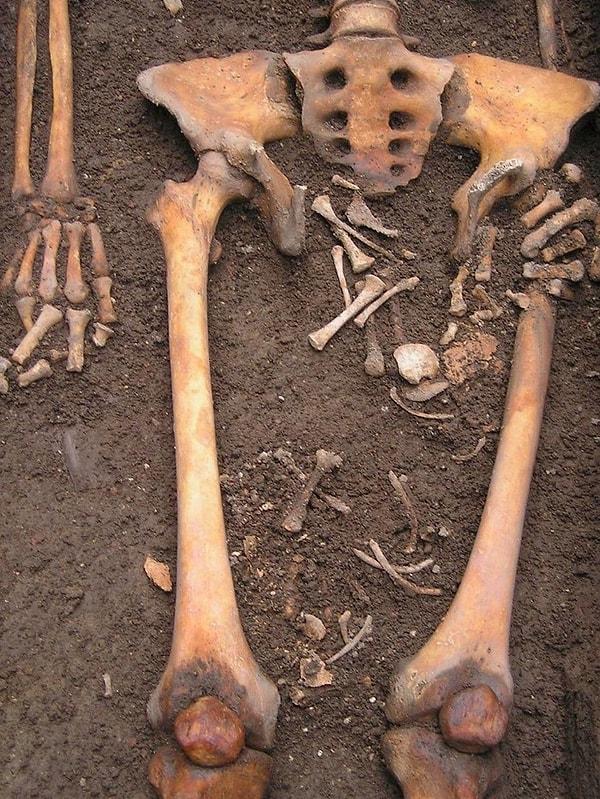2018 yılında İtalya'nın Bologna şehrinde kazı çalışmaları sırasında bulunan bu mezar, bir kadın ve yeni doğan bir bebeğin iskeletlerine sahipti.