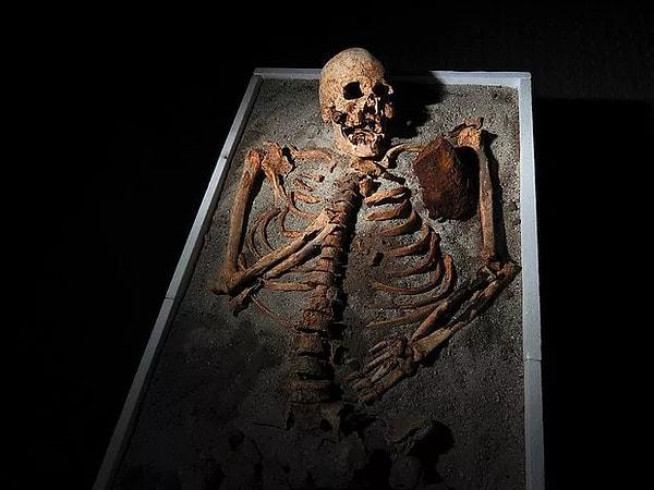 Arkeologlar, Orta Çağ'da gerçekleştirilen ölü gömme adetlerini göz önüne alarak bu cesedin de tabutsuz veya herhangi bir koruma olmadan toprağa gömüldüğünü gözlemlediler.