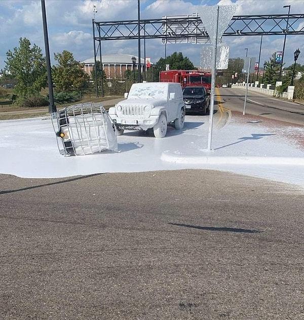 3. "Yolları boyayan kamyondan Jeep'in üzerine boya düştü."