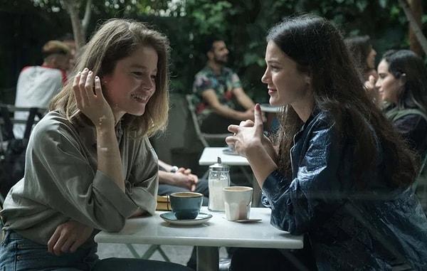 "İnsanlar İkiye Ayrılır" film 2020 yapımı olurken, son günlerde yeniden gündeme geldi. Başrollerini Burcu Biricik ve Pınar Deniz Ceren'in paylaştığı film geçen aylarda da gündeme gelen Varlık Yönetim Şirketleri'ni konu alıyor.