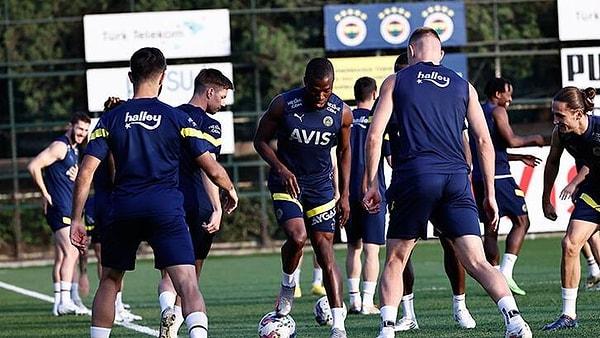 Konuk takım Fenerbahçe'de King, Peres ve Serdar Aziz forma giyemeyecek. Geçtiğimiz sezon Beşiktaş forması giyen Michy Batshuayi'nin derbiye bu kez Fenerbahçe formasıyla çıkacak.