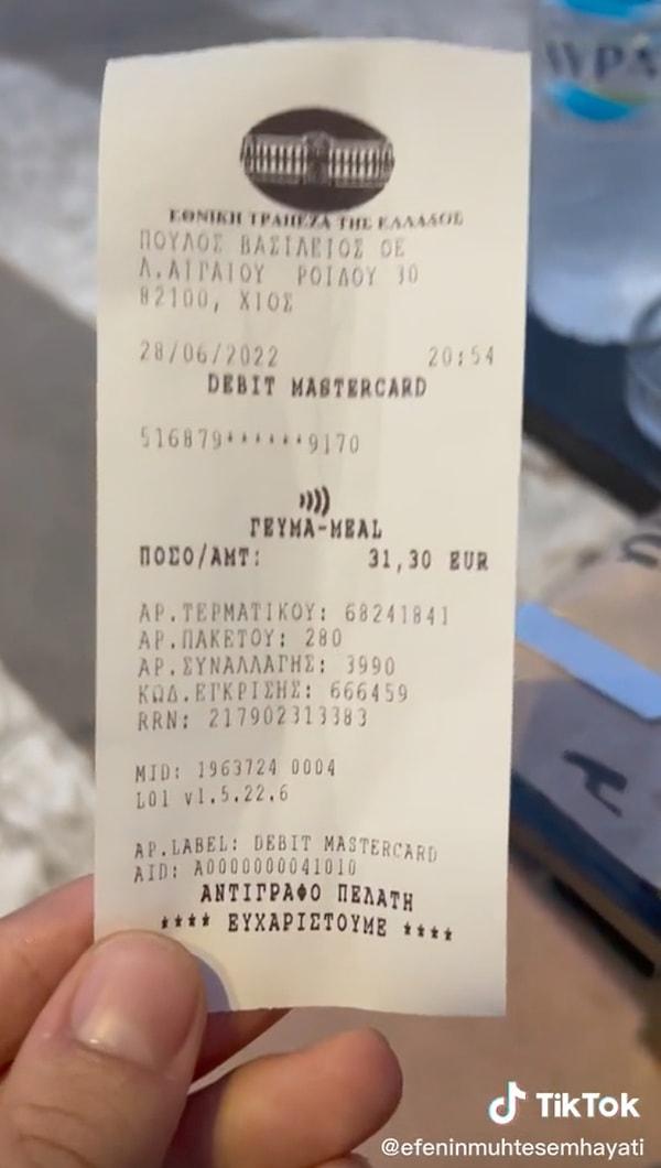 Efe'ye gelen adisyon toplam 31 euro, yani güncel kur ile 560 lira civarı! Kendisi bu ücretin Çeşme'de ödediği 900 TL'ye kıyasla uygun olduğunu söylüyor.