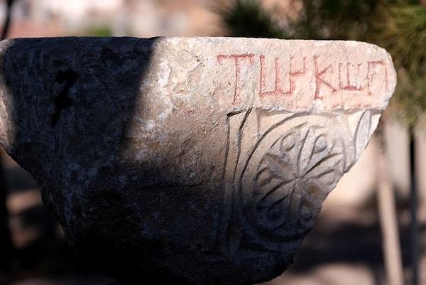 4. Konya sınırları içindeki Savatra antik kentinde keşfedilen bir yazıtın üzerinde Grekçe "Türkoğlu" yazıyor.