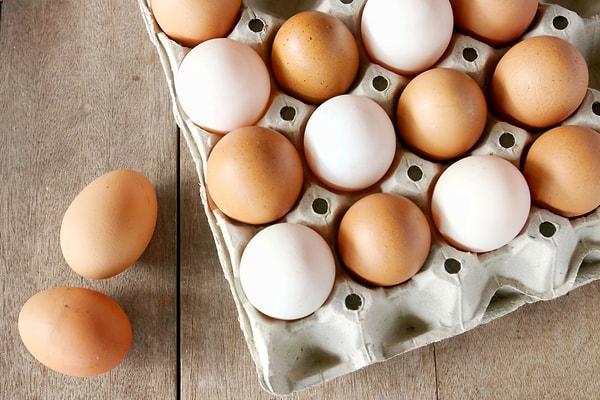 Geçen sene 30'lu koli yumurta 18 TL'ye alınırken, şimdi ise 30'lu koli yumurtanın fiyatı 76 TL olarak 100 TL'ye dayandı.