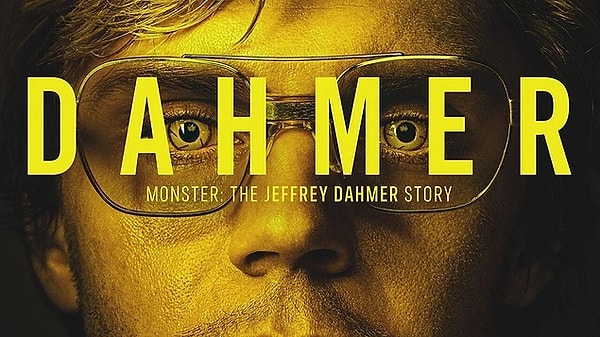 Netflix'in mini dizisi Dahmer ile birçok insanın ilgisini çeken Jeffrey Dahmer, meşhur gözlükleri ile yeniden gündeme geldi.