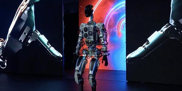 Tesla'nın AI Day yani Yapay Zeka Günü'nde tanıttığı Optimus prototipleri herkesin ilgisini çekti. Tesla Optimus olarak lanse edilen yeni robot insanların yaptığı işlere yardımcı olacak.