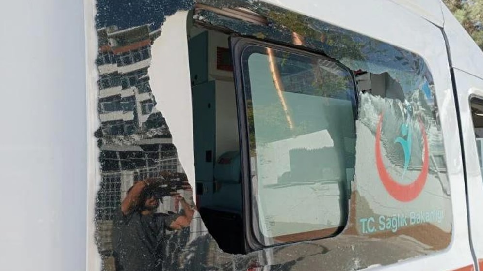 Kaldırım Taşıyla Sağlık Görevlisinin Kaburgasını, Ambulansın Camını Kırdı!