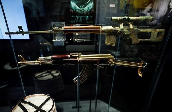 Usama Bin Laden'in silahı ve Saddam Hüseyin'in deri ceketi de müzede sergileniyor.