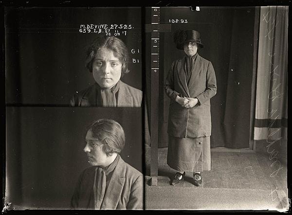 Bir berber dükkanına girip bir adamı jiletle kesen Tilly, 18 Haziran 1921'den, Mayıs 1925'e kadar kasti yaralama nedeniyle hapis cezasına çarptırıldı.