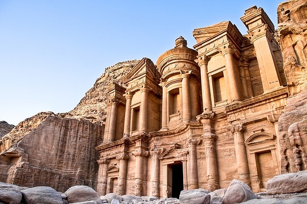 Ünlü filozof Yaşlı Plinius, Petra'nın MÖ 103'te Romalılar tarafından ele geçirildiğini iddia ediyor.