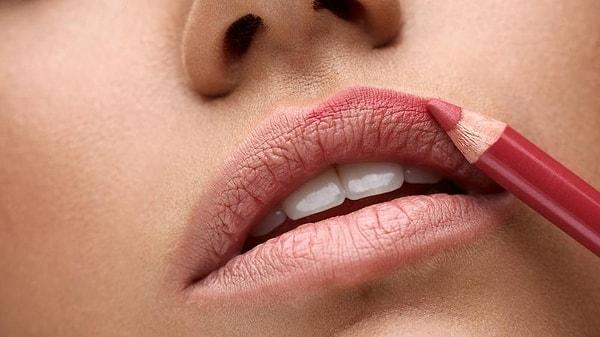 2. Kalem ruj ile hem yanaklarınızı hem dudaklarınızı renklendirebilirsiniz.