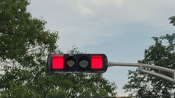 21. Светофоры на острове Принца Эдуарда в Канаде имеют разную форму для дальтоников