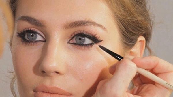 6. Göz kaleminizi hem eyeliner hem de far olarak kullanabilirsiniz.