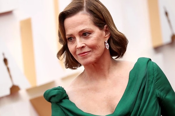 В отчете также говорится, что гонорар Сигурни Уивер составляет 3,5 миллиона долларов, а Стивен Лэнг в роли полковника Майлза Кворича получит 2 миллиона долларов