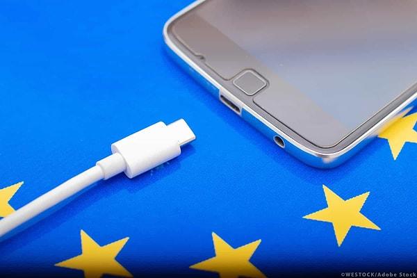 Avrupa Parlamentosu, 10 yıldır üzerinde çalıştığı 'telefonlarda tek tip USB-C şarj girişi' kullanılmasına yönelik yasayı onayladı. AP milletvekilleri, akıllı telefonlara tek tip şarj getirecek tasarıyı 602 "evet”, 13 "hayır" oyla kabul etti.