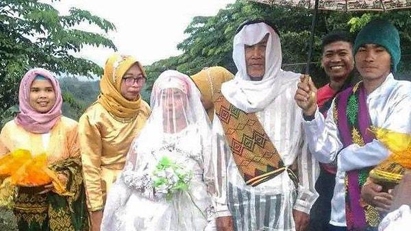 Fakat düğünü sosyal medyada gören herkes evliliğe tepki gösterdi...