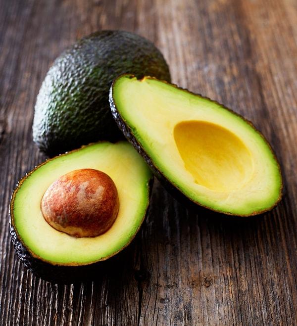 Avokado: Botanik olarak meyve olan avokadonun içerisinde bulunan faydalı yağlar tokluk hissini arttırır. Ama unutmamanız gereken nokta yarım avokadoda 160 kalori olduğudur. Bu sebeple dengeli tüketmekte fayda var.