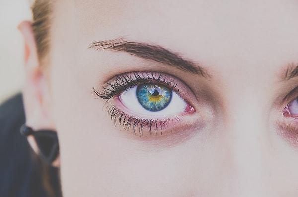 Peki nedir bu sanpaku gözler? Gözlerimizin 'sklera' olarak bilinen beyaz kısımlarının sadece iki yanında değil, üst veya alt kısmında da net olarak gözüktüğü bu duruma sanpaku ismi veriliyor.