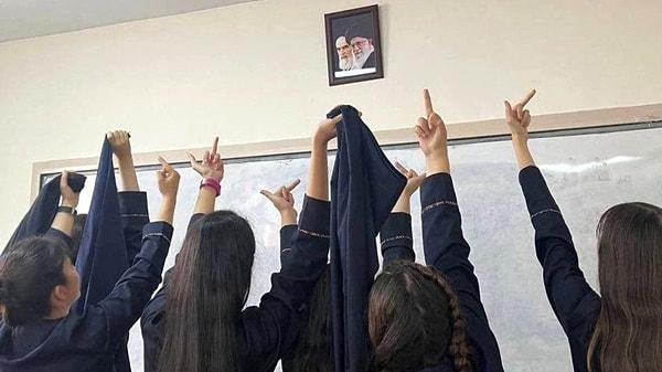 Dersleri boykot eden öğrenciler, sınıflarında asılı olan Ayetullah Humeyni ve günümüzdeki dini lider Hamaney'in resimlerini indirdi, tepkilerini gösterdikleri fotoğrafları paylaştılar.