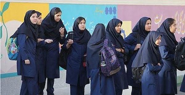 İrşad Devriyeleri olarak da bilinen ahlak polisleri, İran sokaklarında ahlak kurallarına uymadığını düşündükleri kişileri gözaltına almakla yükümlü.