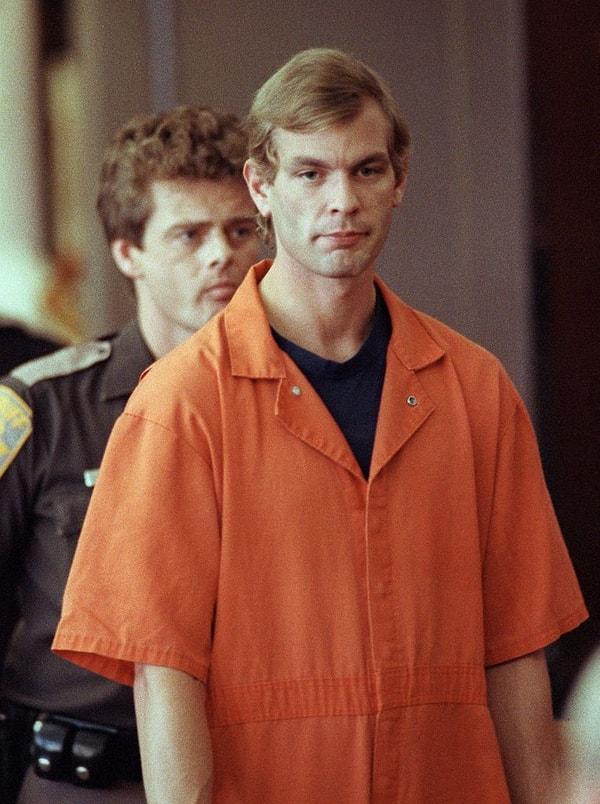 Dahmer 941 yıl mahkumiyet cezası aldıktan sonra girdiği hapishanenin spor salonunda öldürüldüğünde takvimler 1994 yılını gösteriyordu. Anlayacağınız kendisi öldürülmeden önce cezasının sadece 3 yılını tamamlamıştı.