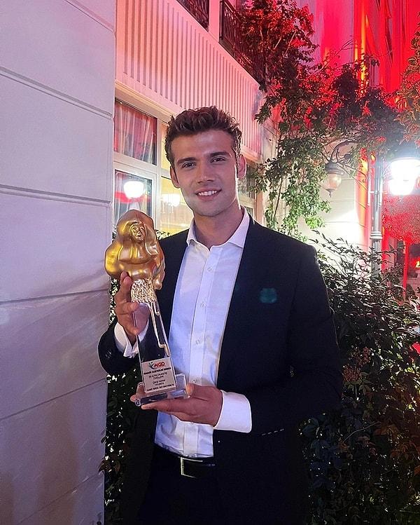 3. Duy Beni dizisindeki başarısıyla yıldızı parlayan Caner Topçu, Magazin Gazetecileri Derneği'nin düzenlediği ödül töreninde 'Yılın En İyi Çıkış Yapan Erkek Oyuncusu' seçildi!
