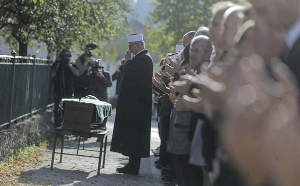 Vitez İslam Birliği Meclisi Başimamı Omer Sikira, cenaze namazından sonra ilk defa böyle bir cenazeyi toprağa verdiklerini belirtti.