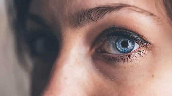 Mavi gözlü insanların farklı genlere sahip olduğunu biliyoruz ancak bu genlerin tam olarak nereden geldiğini bilmiyoruz. Bilim insanları ise yaptıkları çalışmayla genin tek bir kişiye dayandığını buldu.