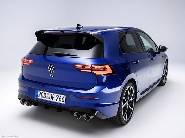 Volkswagen Golf 2022 tüm motor seçeneklerinde oldukça ekonomik bir motora sahip. Aracın ortalama yakıt tüketimi şehir için 4-6 litre arası değişirken şehir dışında bu rakam 3-5 litre aralığına kadar düşüyor.