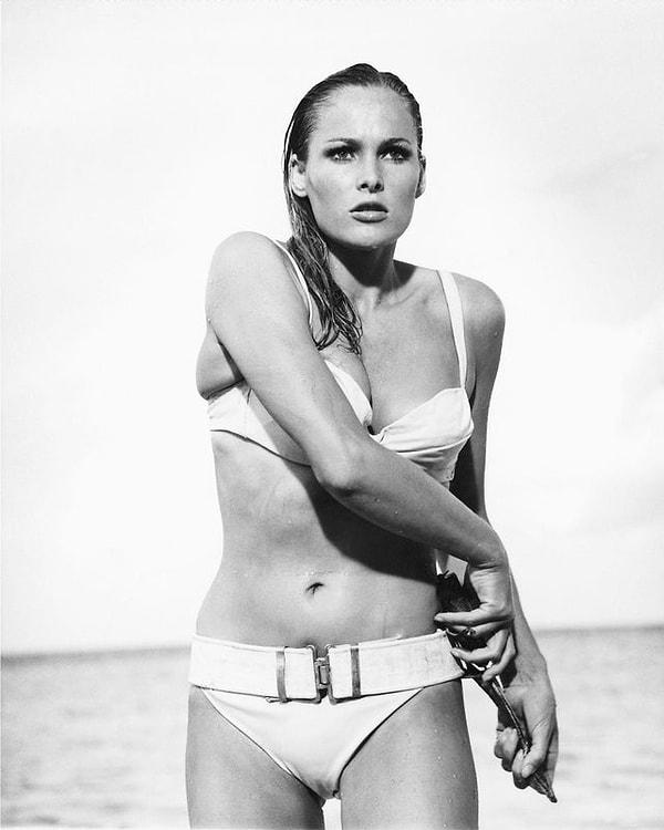 3. İsviçreli aktris Ursula Andress'in James Bond filmden karesi: