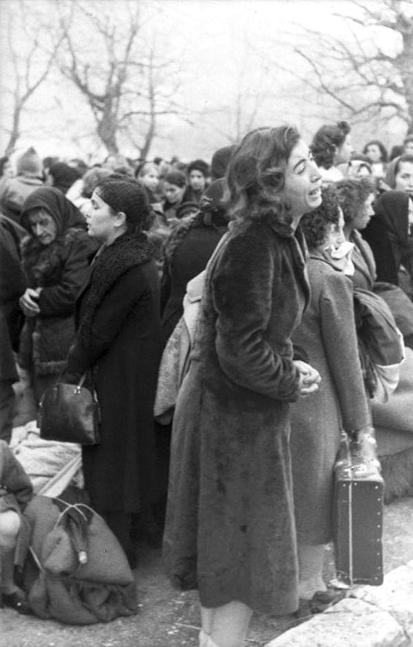 12. 1944 yılında Yunanistan'daki Yahudilerin sınır dışı edildiği anda ağlayan kadın: