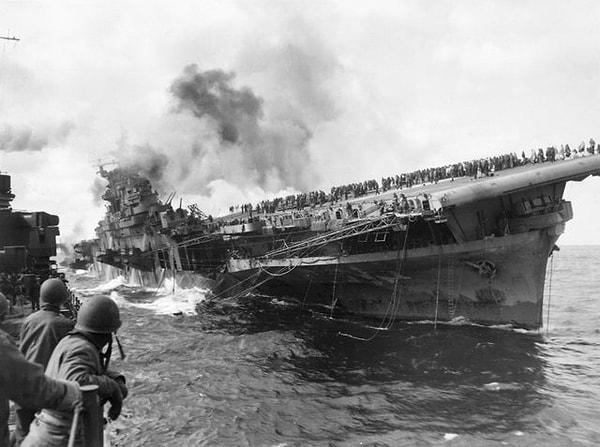 14. Uçak gemisi USS Franklin (CV-13)'in, 19 Mart 1945 İkinci Dünya Savaşı sırasında saldırıya uğradığı an: