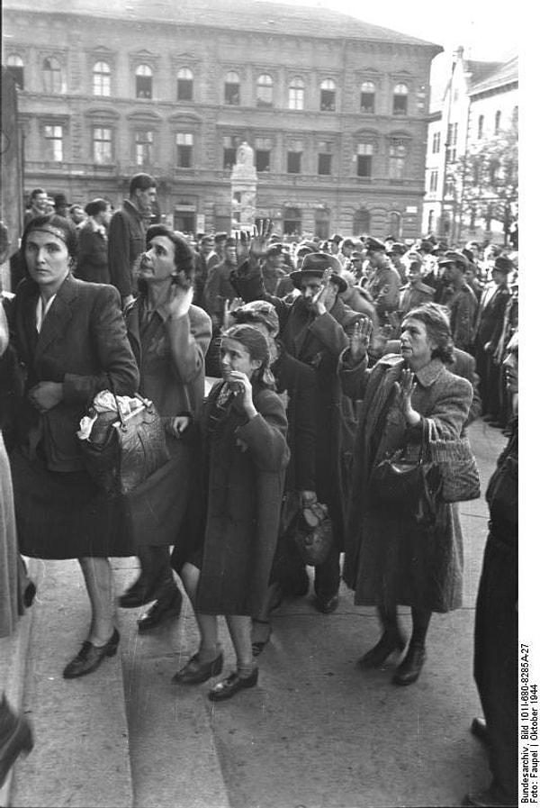 15. Macar ve Alman askerlerinin tutuklanan Yahudileri şehir tiyatrosuna götürdüğü an - 1944: