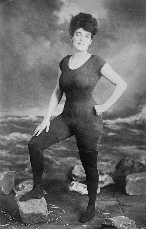 17. Annette Kellerman, kadınların tek parça mayo giyme hakkını desteklerken - 1907:
