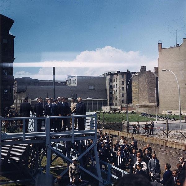 18. Başkan Kennedy Haziran 1961'de Berlin Duvarı'nı ziyareti sırasında: