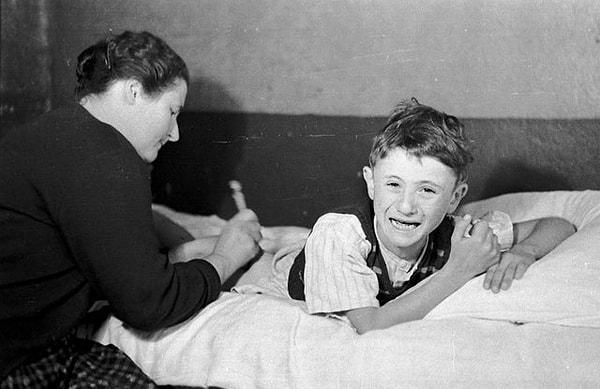 20. Annesi tarafından penisilin iğnesi yapılan çocuk - 1948: