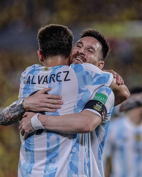 2021'de idolu olan Messi ile Arjantin forması giyerek takım arkadaşı oldu. Harika değil mi?
