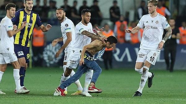 Olaylı Ankaragücü maçında takım arkadaşlarını korumak için sahaya atlayan taraftarı ensesinden tutup fırlatan Josef de Souza, kendisini sevenleri mutlu etmeye devam ediyor.