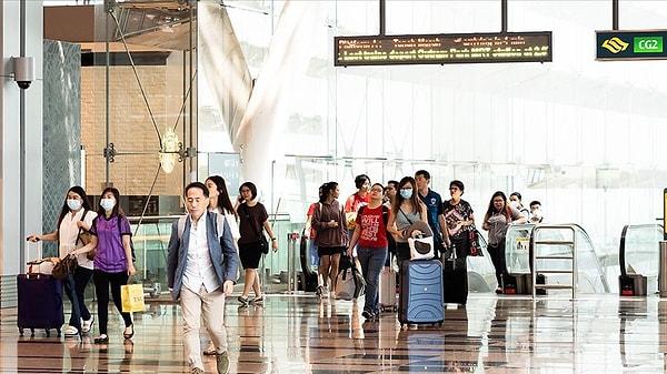 Hong Kong, son haftalarda koronavirüs yasaklarının birçoğunu geri aldı. Büyük havayolları uçuş programlarını pandemi öncesi seviyelere geri getirmek için mücadele ediyor.