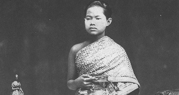 Kraliçe Sunandha Kumariratana. Kendisi 1860 yılında Tayland'da dünyaya gelmiş ve daha 19 yaşındayken iki çocuğuna can vermiş.
