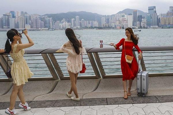 Hong Kong'un bu yılın ilk sekiz ayında 184.000 ziyaretçisi vardı. Bu, pandemi öncesine kıyasla turist sayısında önemli bir düşüşe işaret ediyor. 2019'da şehri 56 milyon kişi ziyaret etmişti.