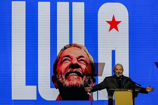 Karizması ve fikirleriyle kısa sürede popülaritesini artıran Lula, birçok kez devlet başkanlığı seçimlerine katıldı ancak ikinci sırada bitirdi. 2002 yılı seçimlerinde ise reklam politikasını değiştirdi, ülkedeki önemli iş insanları ve ekonomik hedefler için IMF ile görüştü.