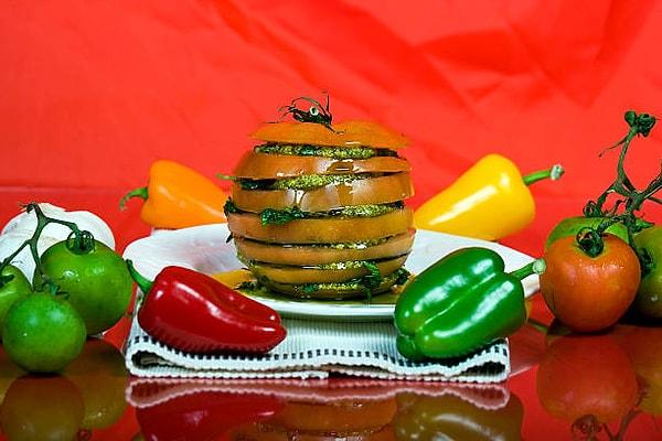 10. Biber dolmasından sıkılanlara: Zeytinyağlı yeşil domatesli dolma tarifi