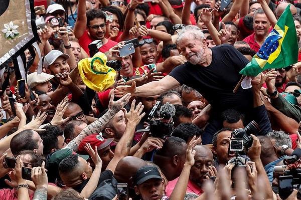 Barack Obama tarafından “dünyanın en popüler siyasetçisi” olarak adlandırılan Lula, yaşadığı tüm olayların ardından Brezilya halkına bir kez daha umut olarak sağ görüşlü Bolsonaro’nun karşısında İşçi Partisi’nden aday oldu.