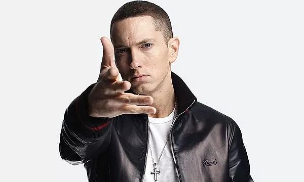10. Eminem baykuşlardan ve zürafalardan korkuyor.