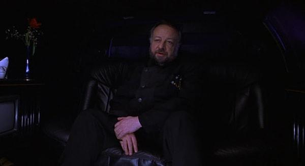 17. 1999 yapımı 'Mystery Men' filminde, Victor karakteri 'Ben bir politikacıyım, sihirbaz değil!' dediğini görüyoruz. Bu karakter gerçek hayatta sihirbaz olan Ricky Jay tarafından canlandırılıyor.