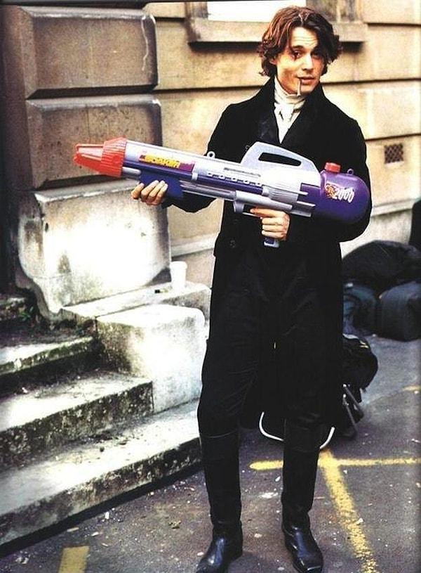 11. Johnny Depp 'Hayalet Süvari' filminin setinde elindeki su tabancası ile poz veriyor.